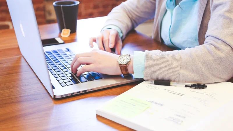 Content marketing w handlu elektroniką: jak tworzyć poradniki, które sprzedają i budują SEO
