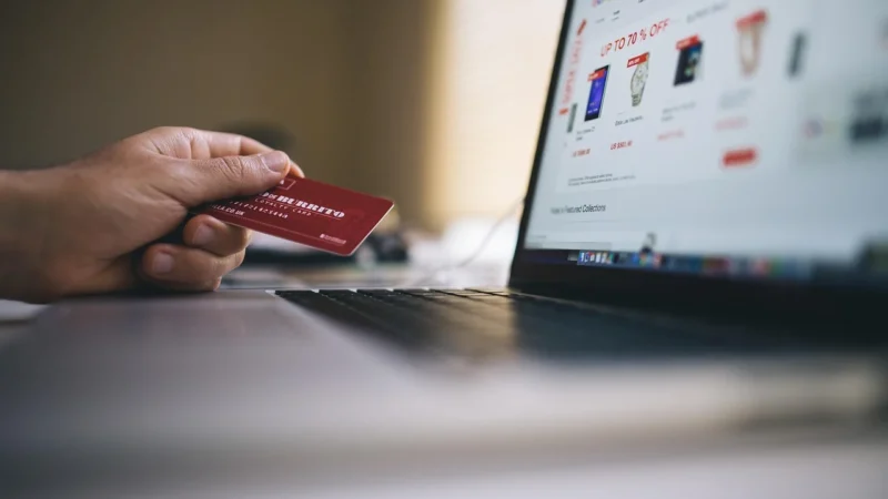 Platformy e-commerce do sprzedaży elektroniki: jak wybrać i wdrożyć bez wpadek